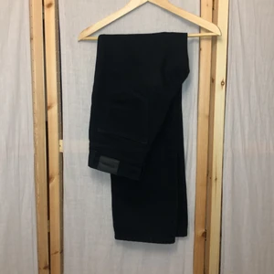 Row jeans svarta  - Weekdays’s row jeans i svart strl 26/32, 150 kr.🌹