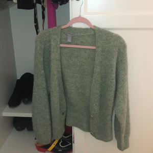 Grön stickad kofta! - Från lindex, jätte bra skick med 2 knappar längst ner. Storlek SMALL men passar också medium.
