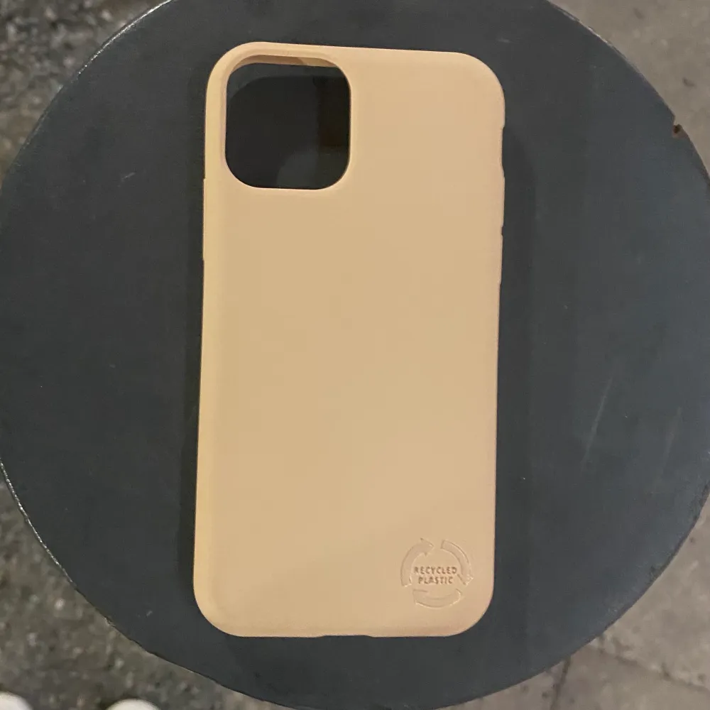 Säljer detta beigea helt nya skal då jag råkade köpa fel storlek. Aldrig använt! Passar till iPhone 11 PRO . Accessoarer.