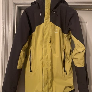 Skidjacka Haglöfs M  - Haglöfs skidjacka storlek M. Sjukt bra Gore-tex.                           Snöskydd. Jackan är använd en gång. Nypris 4200kr.                  Går att använda som vinterjacka om man tar bort snöskyddet. Bättre än arc teryx imo. Toppen av luvan är av fastare material och håller en bra form när man skidar eller går i snö/regn. 