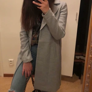 Grå midi kappa - Säljer denna jättefina gråa midi kappan, kontakta vid intresse. Frakt priset är inte riktigt diskuteras vid säljning. 