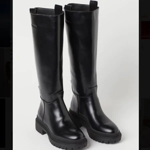 Höga stövlar - Säljer dessa jättesnygga höga lite chunky stövlar i nyskick. Aldrig använda då de är lite för stora för mig.