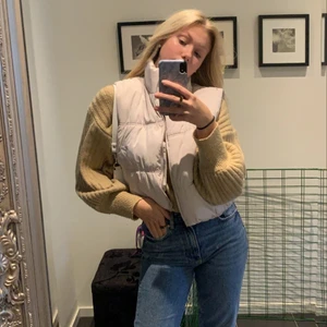 Ljusrosa väst - Säljer denna super fina ljusrosa väst från hm. Det är storlek M-L. Men passar även storlek S. Har använt den 2 gånger❤️Tänke sälja den vita väskan, som jag har på bilden, om någon är intressed av den kontakta mig❤️