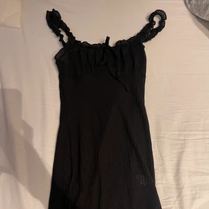 Klänning volanger  - Fina detaljer 