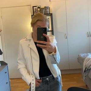 Jacka bik bok strl M - Superfin jacka från Bik Bok som tyvärr aldrig kommer till användning. Storlek M men mer som en XS/S 