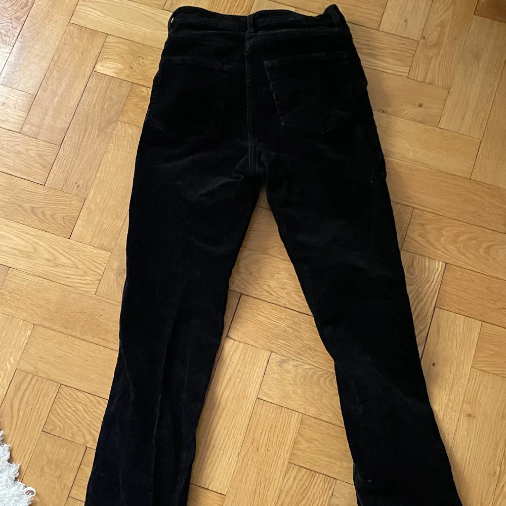 Superfina Manchester byxor från Weekday i storlek 36. Används för lite av mig 🌻. Jeans & Byxor.