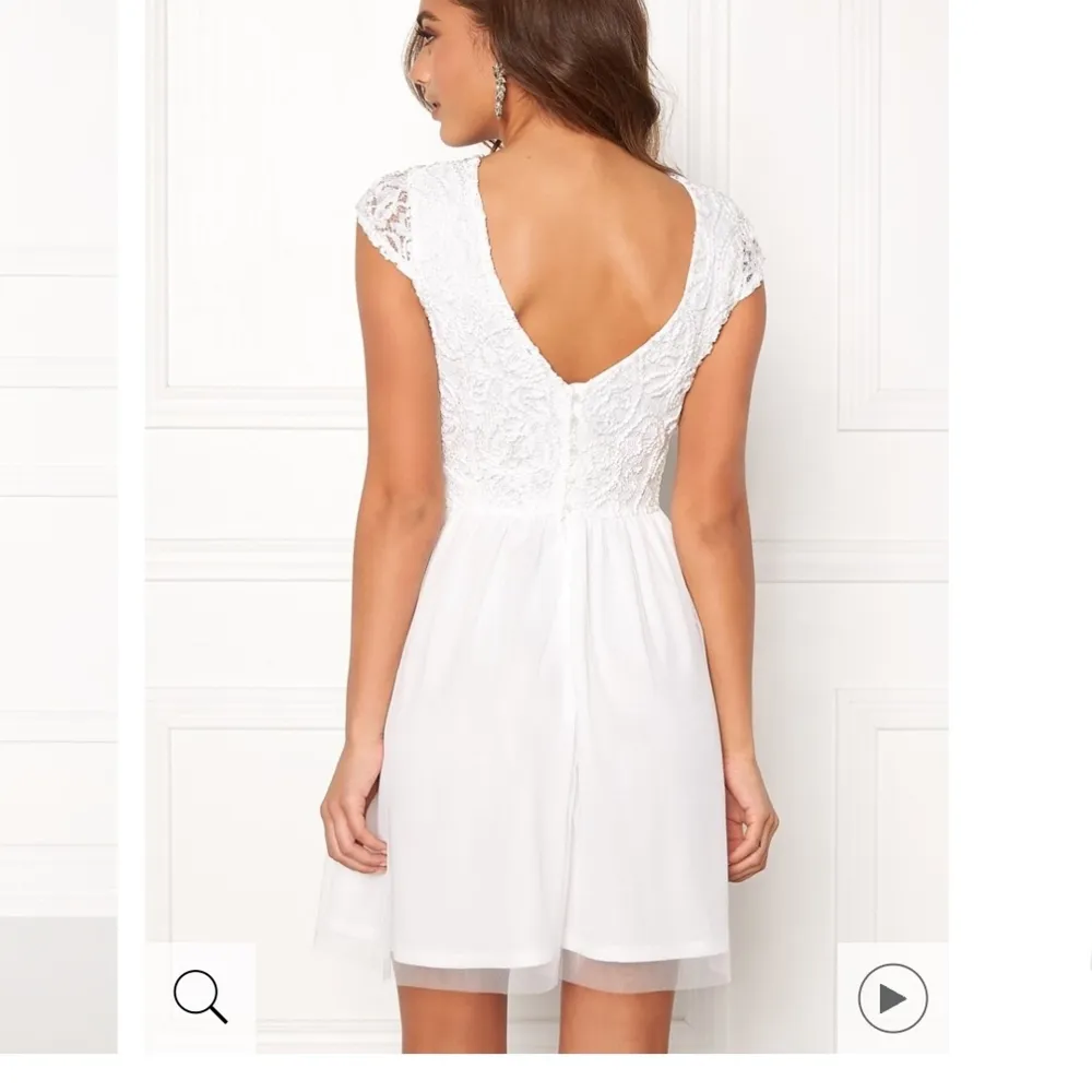 Säljer denna fina vita klänning som är endast använd en gång. Köpt för 599. Bara fråga om ni vill ha fler bilder eller köpa😊. Klänningar.
