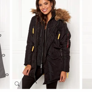 Alpha Industries Vinterjacka - Säljer en Alpha Industries Vinterjacka köpt 2018 November och endast använd mellan 2018 november till 2019 februari. Inget är fel med jackan, allting funkar som det ska, har bara ingen användning av den då jag köpte en ny jacka 2019. Skriv ifall du vill ha bild på jackan. Nypris på jackan är ungefär 3500kr men säljer den för 1500kr