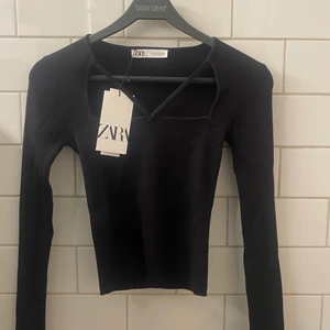Zara topp - Säljer denna populära toppen från zara då jag råkade beställa 2 st, prislappen är kvar. Passar till allt, superfin! 😍