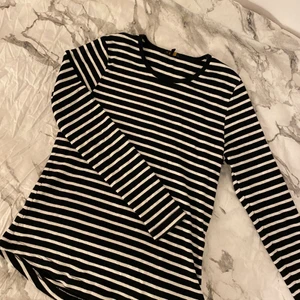 Randig tröja  - Tröjan kommer ifrån märket cappuccini. Jätte mjukt material. Tyvärr är den inte min stil och behöver mer plats i garderoben. Jag har använt den under t-shirts men funkar som vanligt! Just nu är randigt väldigt trendigt så tänkte att någon med som har den stilen är intresserad <3