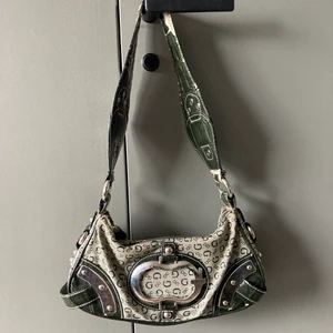 Vintage Guess väska  - Grön vintage guess väska, jättefin och perfekt storlek! Har lite stilage vid axelbandet som syns på första bilden💌 Köpt second hand här på plick så har inget kvitto