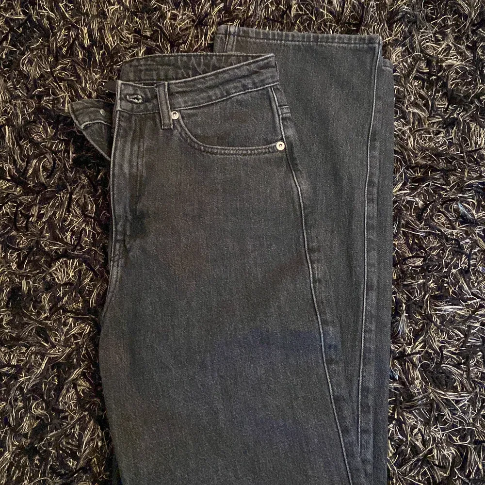 Helt nya oanvända weekday jeans, säljer för de är för långa för mig! Köparen står för frakt! Ny pris 500kr. Pris kan diskuteras vid snabb affär. Jeans & Byxor.