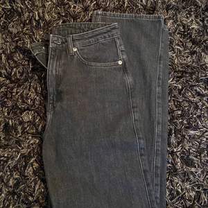 Helt nya oanvända weekday jeans, säljer för de är för långa för mig! Köparen står för frakt! Ny pris 500kr. Pris kan diskuteras vid snabb affär