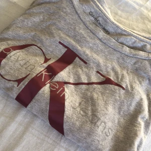 Calvin klein t-shirt - Snygg Calvin Klein t-shirt som är lite croppad