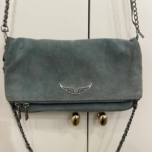 Zadig & Voltaire Väska  - Säljer denna välanvända Zadig & Voltaire väska i en blå-grön färg i mocka, bandet har gått sönder, se bild 2, skriv för fler bilder💙💙
