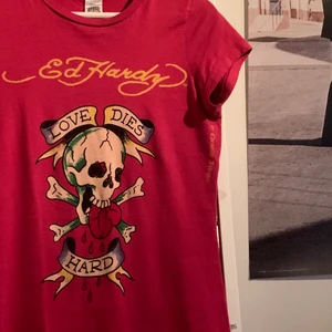 Ed hardy t-shirt - Ascool ed hardy t-shirt köpt för 300kr, skriv för fler bilder!❤️ ifall många är intresserade buda i komentarena. Stretchig så skulle säga XS-M