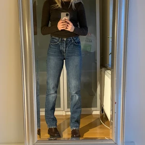 JEANS MID RISE STRAIGHT - Måste tyvärr sälja mina absoluta favorit jeans då dem blivit för små😭😭 Kan också tänka mig att byta mot liknande i större storlek. 