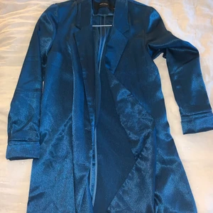 Blåskimrig kavaj Vero Moda - En blåskimrig kavaj från Vero Moda som sitter snyggt och är lite längre. Använd en gång.