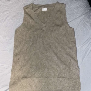 Stickad väst  - Stickad beige väst från vila i st xs. Använd nån enstaka gång är i nyskick 