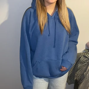 Blå hoodie  - Super mysig hoodie i blå. Den kommer från bikbok och är i storlek L, lagom oversized.
