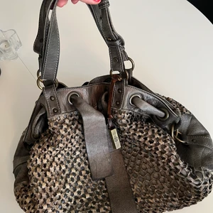 Au79 väska, äkta läder  - Väska i äkta läder från AU-79. Se amobags.com. Nypris 4500:-. Fint skick, några fläckar på insida. Köpt på Zebra i Helsingborg. 