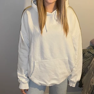 Vit hoodie  - Har många vit hoodies men det är inget fel på den!