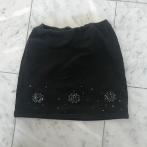 Mini skirt - Kort mini kjol med superfina paljett blommor på, tyvärr alldeles för kort på mig