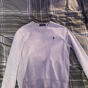 Polo Ralph lauren sweatshirt - storlek m - Säljer min polo Ralph lauren sweatshirt i storlek m. Den är i bra skick och har bara använts ett fåtal gånger. Säljer pga ingen användning.