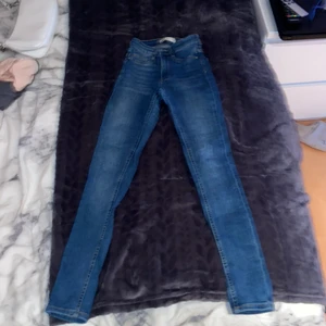 Ginnatricot - Säljer dessa skiny Jensen från Ginatricot. Dem är i super bara skick och säljer dessa för att jag använder inte dem och dem kommer inte till användning 💕