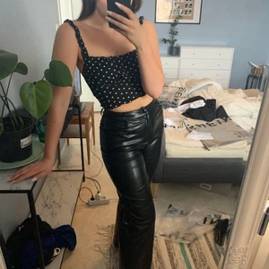 skinnbyxor - säljer nu mina fina skinnbyxor då dem inte kommer till någon användning längre. längd: 108 cm midja: 73 cm . jag är 166 och skulle passa någon lite kortare och även längre. dem är i ny skick då jag inte har använt dem alls mycket. tar endast swish, hör av er vid intresse. pris går att diskutera<3