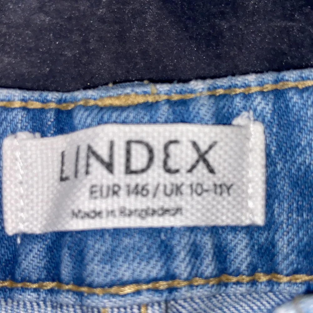 Säljer dessa fina byxor från Lindex säljer dem för att dem är försmå dem är i super bara sick💕och dem här högmidjade. Jeans & Byxor.
