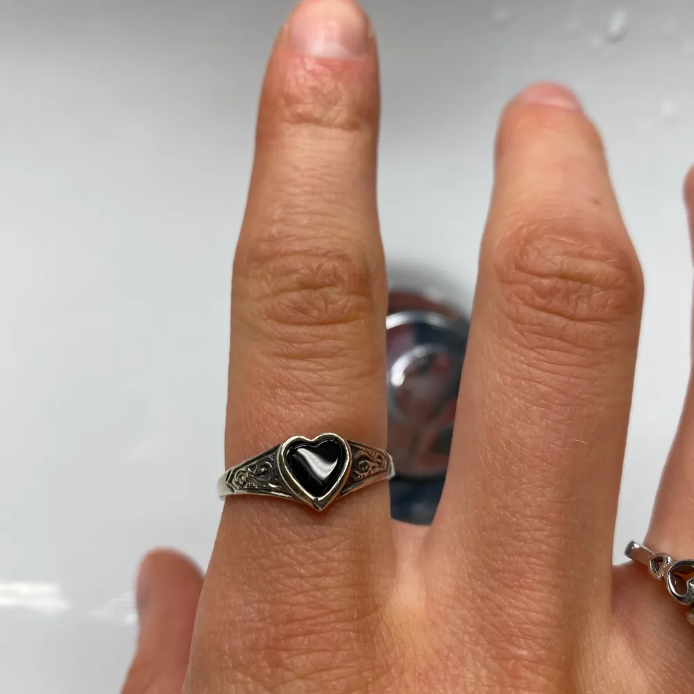 Två vintage ringer i sterling silver, tidigare köpta från Etsy🌷 strl i diameter på svarta ringen är 17,5mm. Strl i diameter på gröna ringen är ca 17mm, den har också justerbart band😁. Accessoarer.