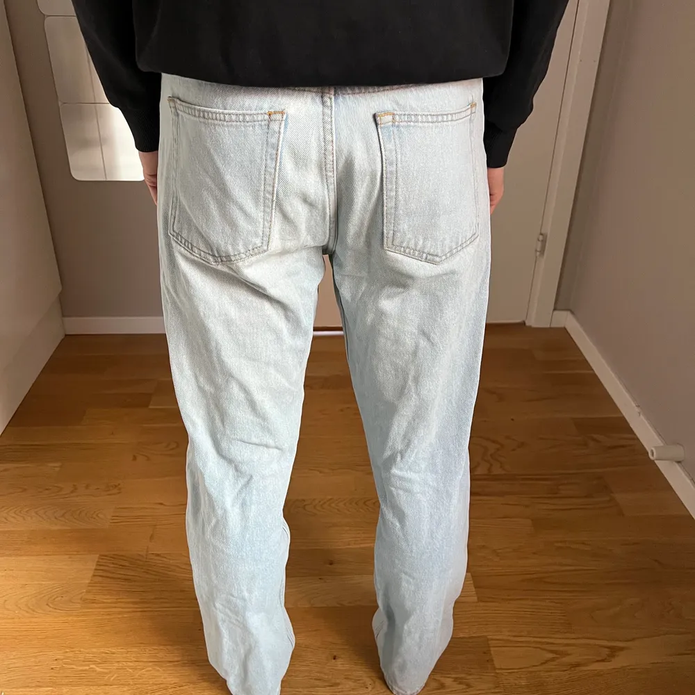 Ljusblå Loose fit jeans från junkyard i fint skick, använd ett fåtal gånger, stl 27 (midja:78, utsida ben: 101). Passar bäst på dig som är mellan 160-170 cm. Nypris: 600. Jeans & Byxor.