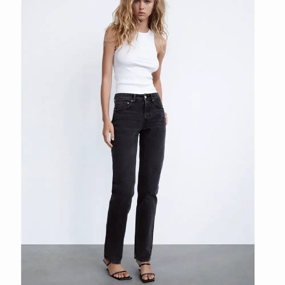 Skitsnygga svarta midwaist jeans från Zara, som dessutom är helt slutsålda på hemsidan, storlek 36🤍. Jeans & Byxor.