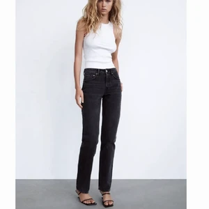 ZARA jeans mid Waist stl. 36 - Skitsnygga svarta midwaist jeans från Zara, som dessutom är helt slutsålda på hemsidan, storlek 36🤍
