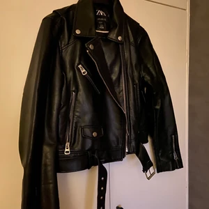 Snygg skinnjacka från zara  - Funderar på att sälja denna skit snygga skinnjacka, då den inte kommer till användning längre. Storlek xl men liten i modellen så passar någon som har s/m. Använd en del, men ser helt ny ut trots användning! Kan skicka fler bilder vid förfrågan!💗frakten är inte inräknad i priset! Kolla gärna in mina andra inlägg