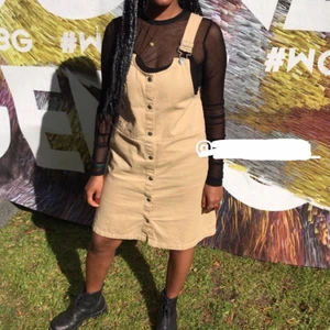 Hängselklänning  - Beige kort hängselklänning 