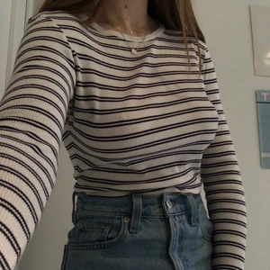 Randig topp  - Randig topp med marinblå ränder. Storleken är i 12-13 år men passar mig som bär XS/S. Köparen står för frakt. 