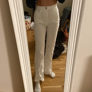 Vita jeans bykor  - Aldrig andvända kommer från Boohoo storlek 34 