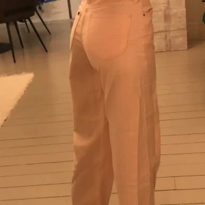 Rosa Lee Jeans - Säljer ett par jättefina Lee Jeans som aldrig är använda! Jätteskönt tyg och bra passform. Jag är 168 så de är perfekt längd. Säljer de för jag inte använder de:) 