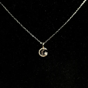 Halsband med måne - Halsband i rostfritt stål med cubic zirkonia berlock🌙       Fri frakt✨