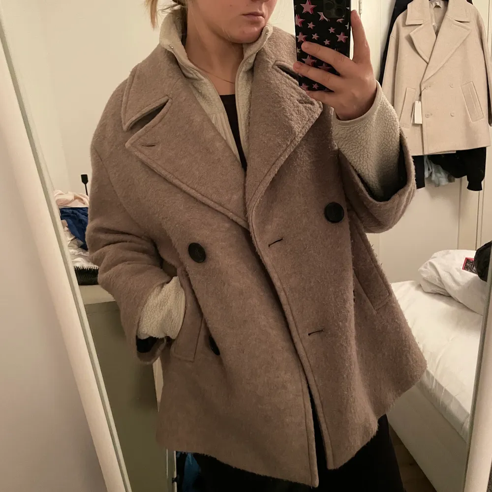Säljer denna beiga snygga kappan från Zara, den är varm och skön och man kan knäppa igen den vid kragen när det är kallt ute. Storlek M. Nypris: 850. Jackor.