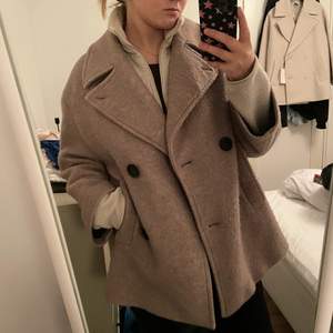 Säljer denna beiga snygga kappan från Zara, den är varm och skön och man kan knäppa igen den vid kragen när det är kallt ute. Storlek M. Nypris: 850