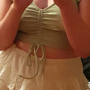 Grön topp - Grön topp från zara, använd 1 gång. Superfin! Man kan ändra längd på toppen med snörena på framsidan! Säljer pga för stor OBS! ganska stor i strlk!!