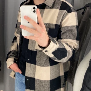 H&M, Rutig Jacka  - En rutig höst och vår jacka. Du somna vill se lite mer vintage ut här jackan för dig. Aldrig använd för jag tycker att den var lite sticksig men aja. 