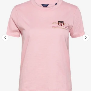Gant T-shirt  - Helt oanvända T-shirt från gant, med lappar kvar! Fin rosa färg med märket på bröstet, T-shirten är i storlek S. Skriv för fler bilder💕
