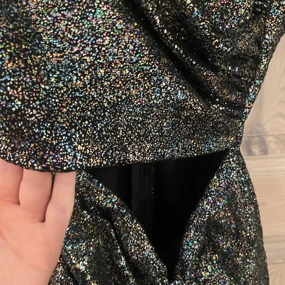 Superfin helt ny glittrig klänning från Zara  med utskärning i midjan. Endast testad! Dragkedja bak, bild 2 från Zaras hemsida hur klänningen ser ut på✨. Klänningar.