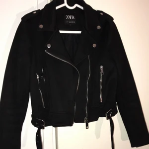 Mockajacka Zara - Super snygg jacka i mocka från Zara. Aldrig använd bara testad Storlek S passar även XS