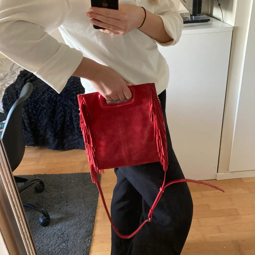 Säljer min röda Maje väska! Väskan har lite defekter då den kommit till stor användning, men är annars i bra skick! Dustbag medföljer. Hör av er för fler bilder❣️. Väskor.