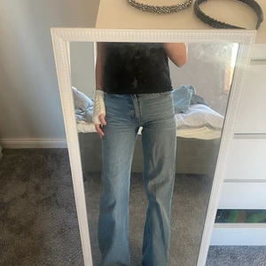 Jeans ifrån monki - Jeansen är ifrån monki. I storlek 24. Är i bra skick, sitter snyggt men inte kommer till andvänding pga att de blivit för små. 